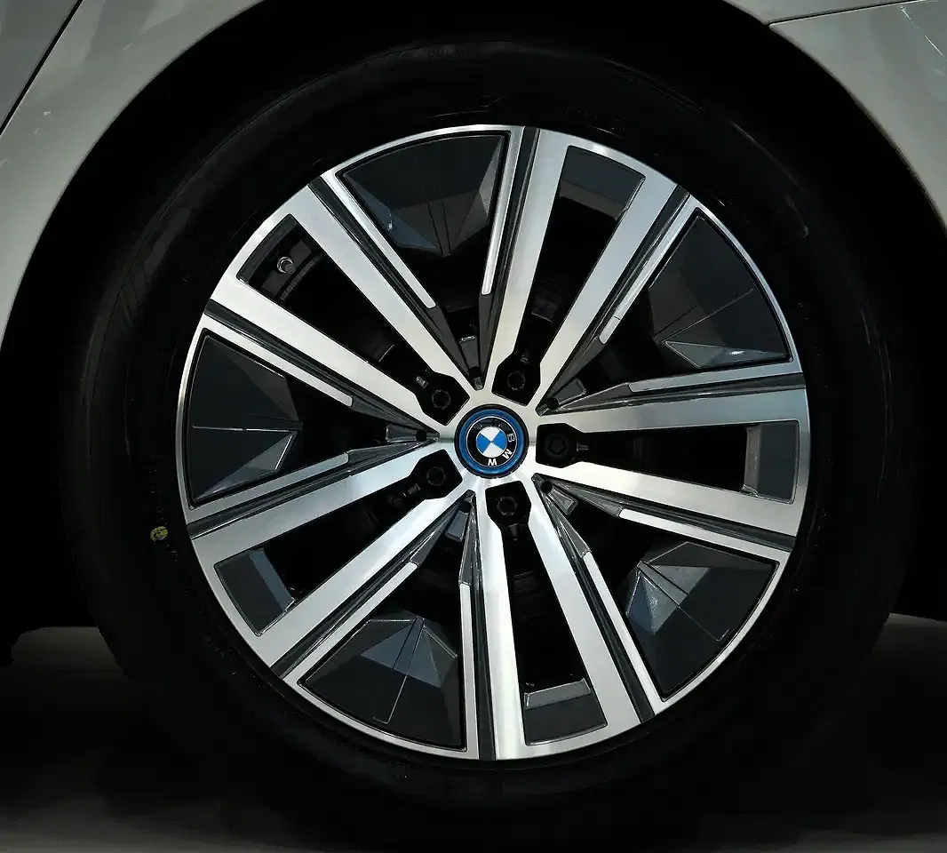 BMW i7 - Thumbnail 7