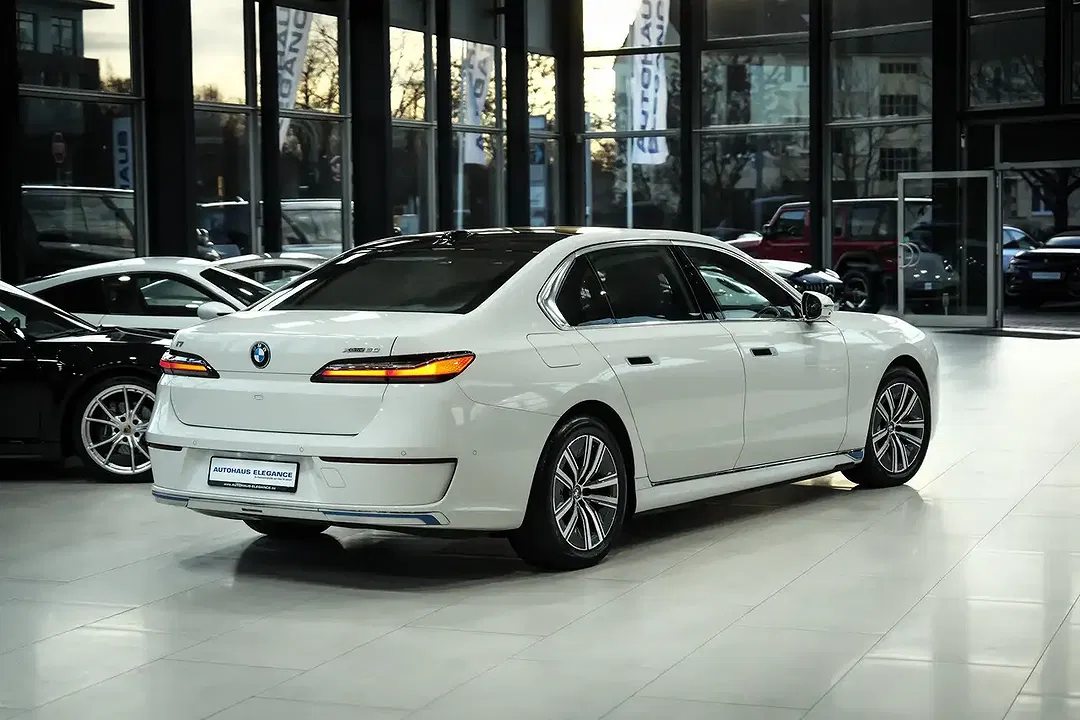 BMW i7 - Thumbnail 2