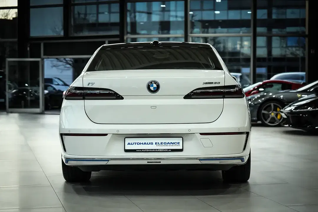 BMW i7 - Thumbnail 4