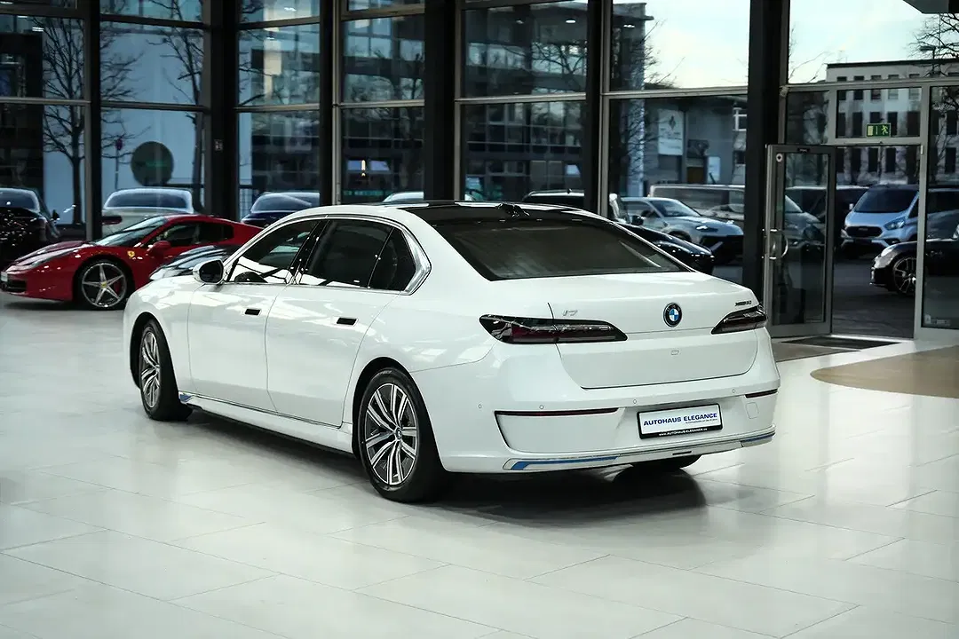 BMW i7 - Thumbnail 5
