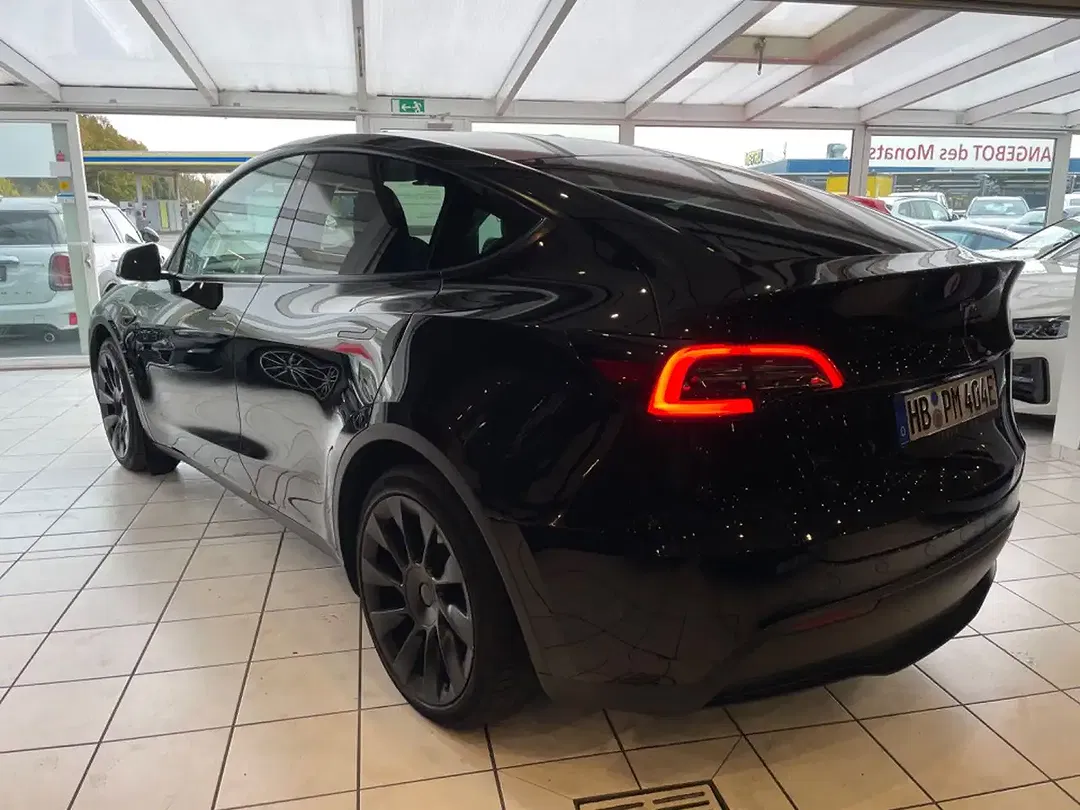 Tesla Model Y - Thumbnail 10