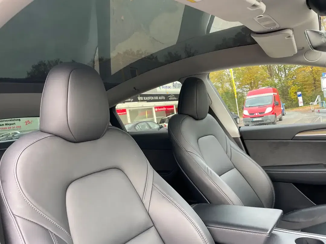 Tesla Model Y - Thumbnail 11