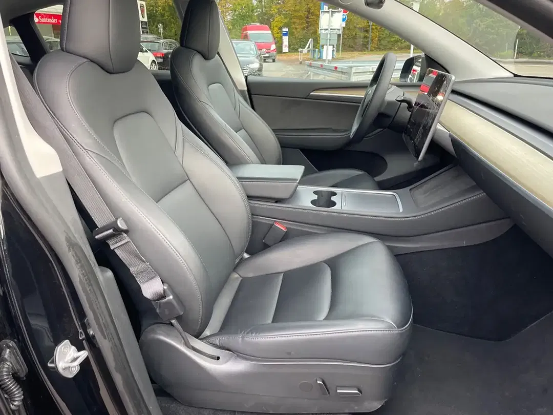 Tesla Model Y - Thumbnail 13