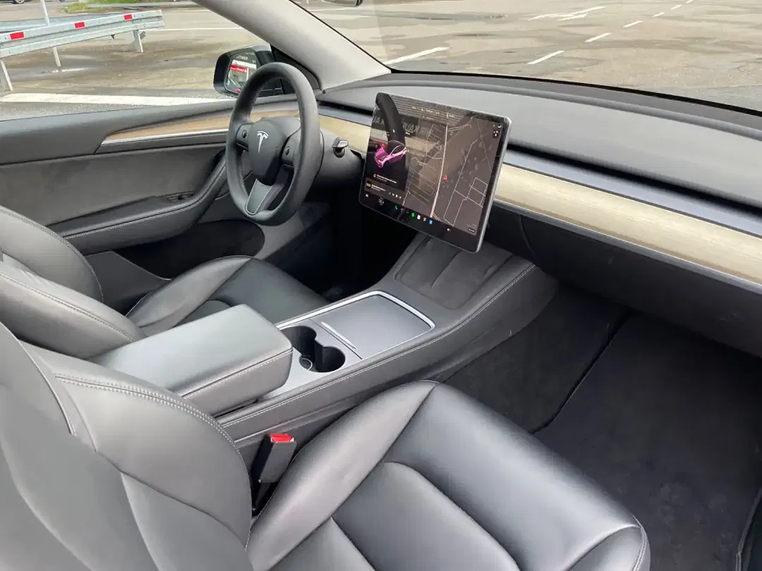 Tesla Model Y - Thumbnail 14