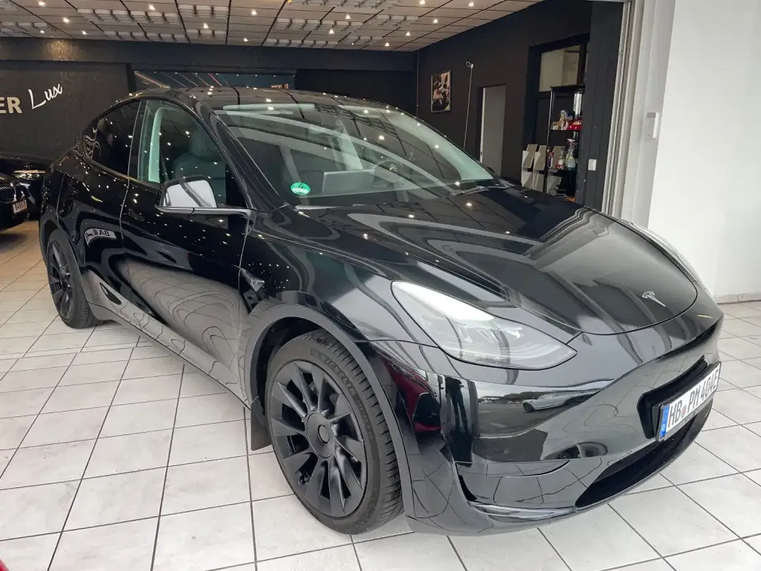 Tesla Model Y - Thumbnail 2