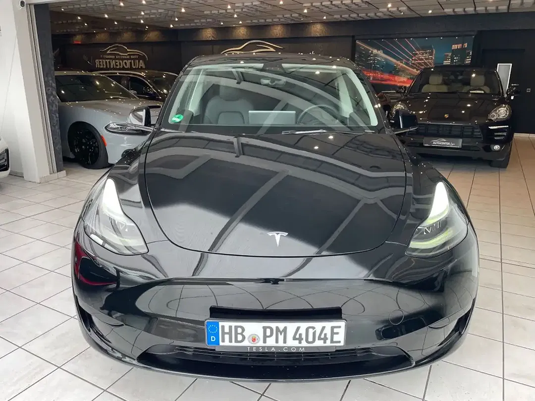 Tesla Model Y - Thumbnail 3