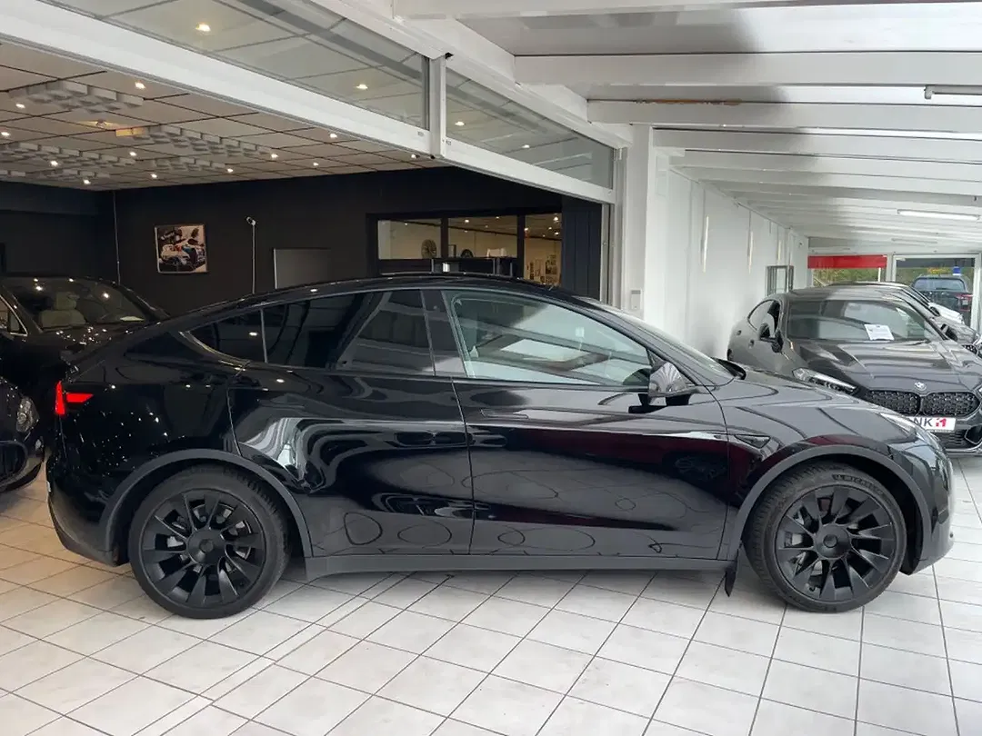 Tesla Model Y - Thumbnail 4