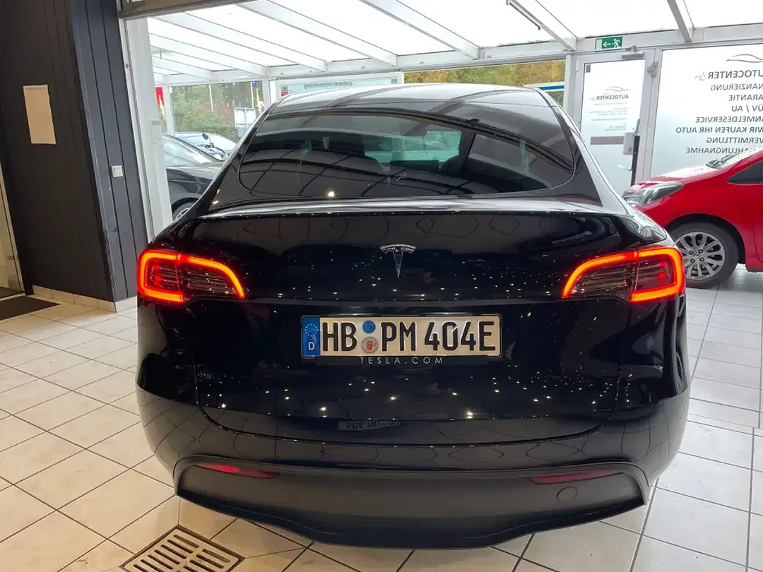 Tesla Model Y - Thumbnail 5
