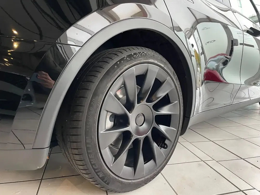 Tesla Model Y - Thumbnail 6