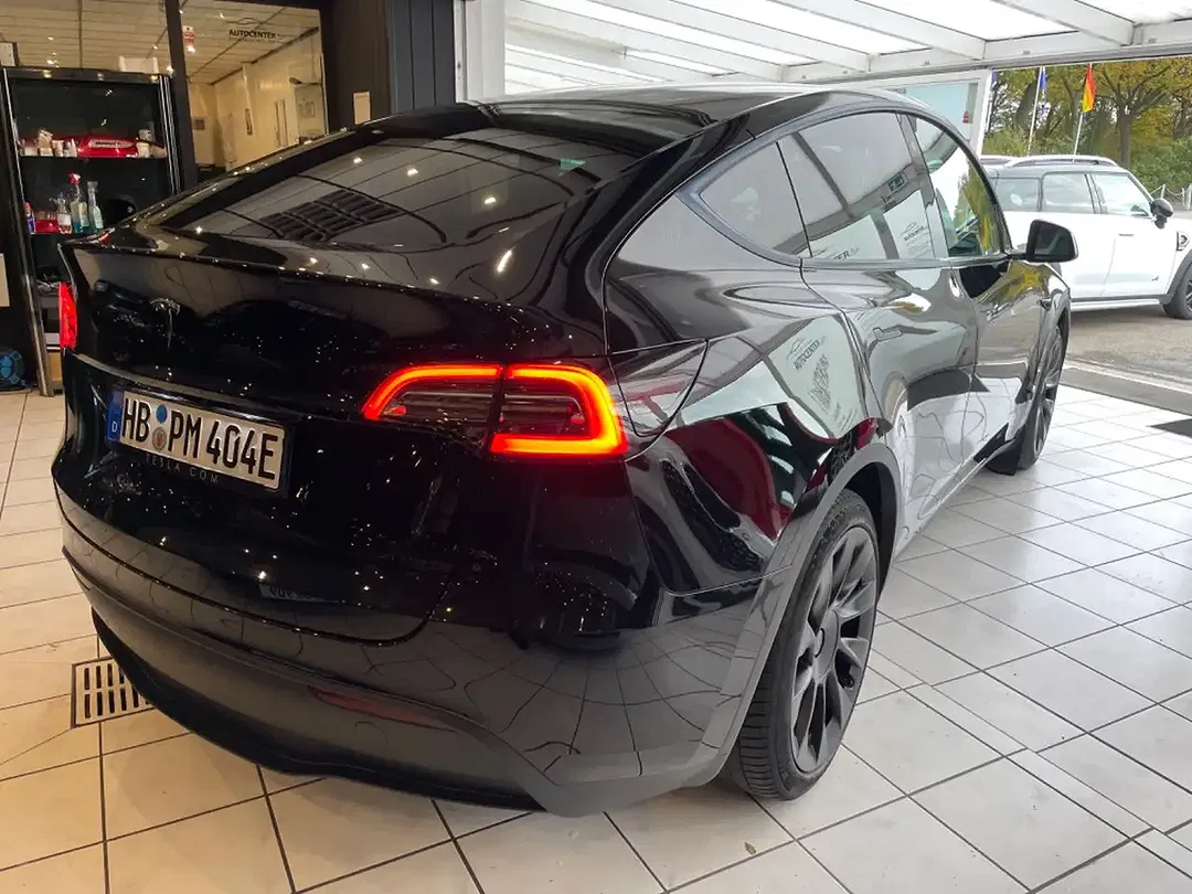 Tesla Model Y - Thumbnail 7