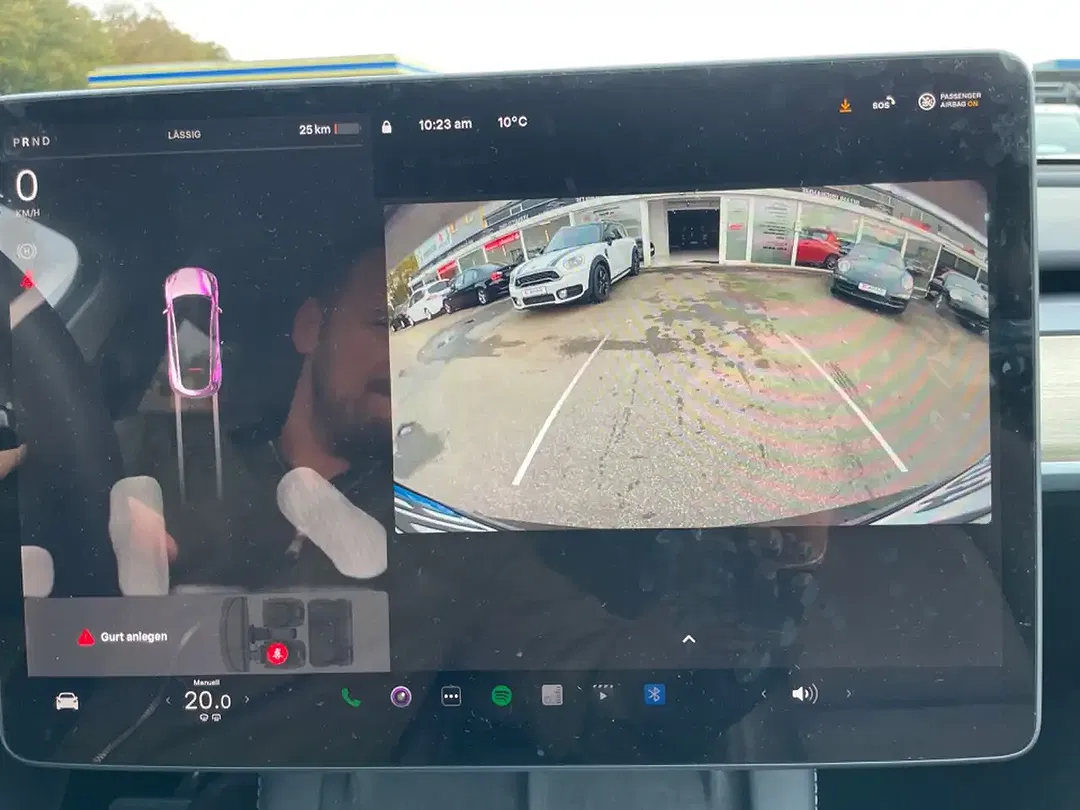 Tesla Model Y - Thumbnail 8