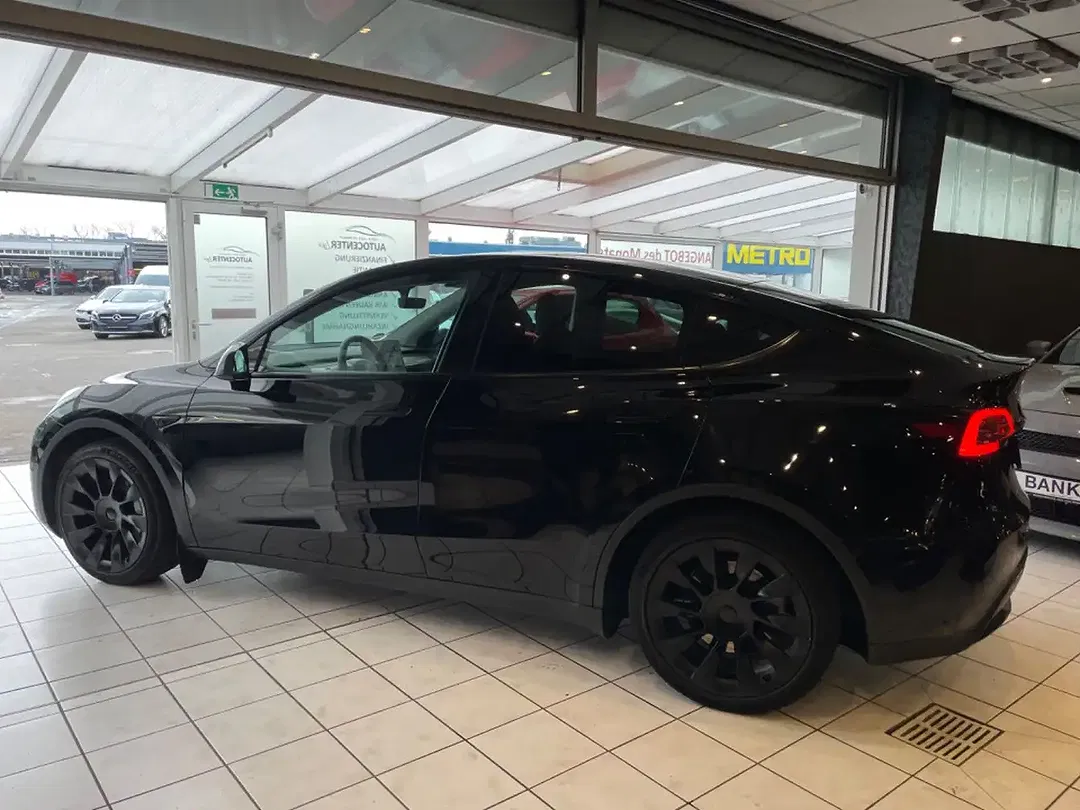 Tesla Model Y - Thumbnail 9