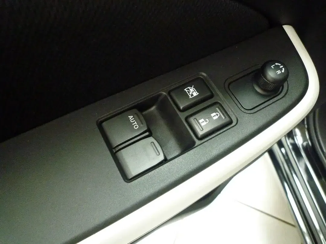 Suzuki Swift - Thumbnail 8