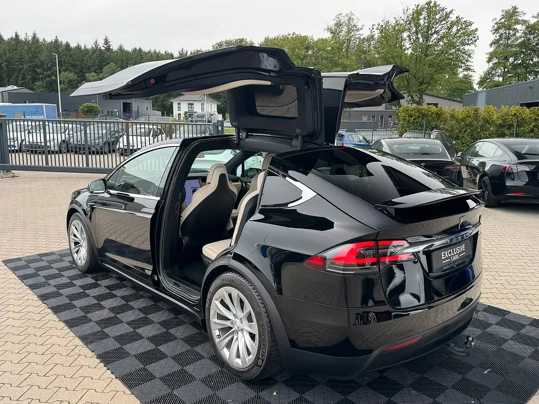 Tesla Model X - Thumbnail 10