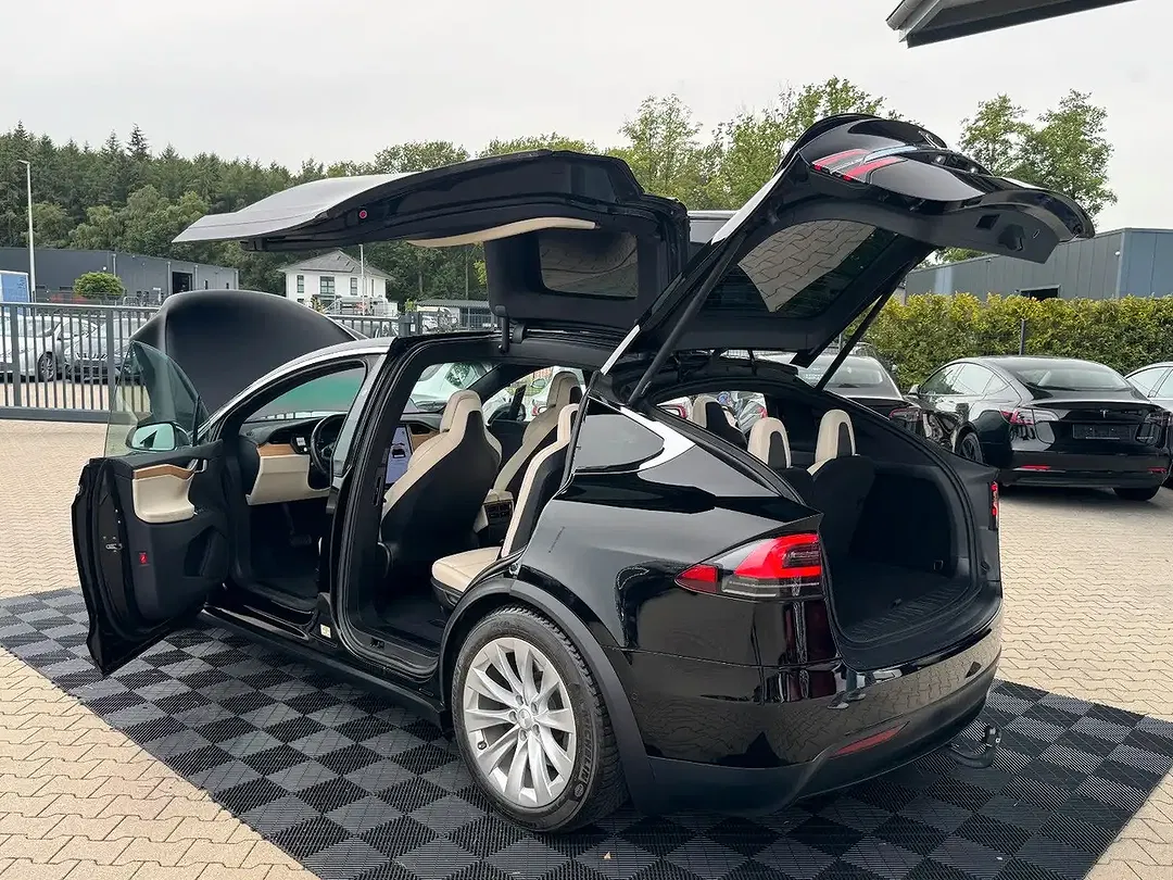 Tesla Model X - Thumbnail 11