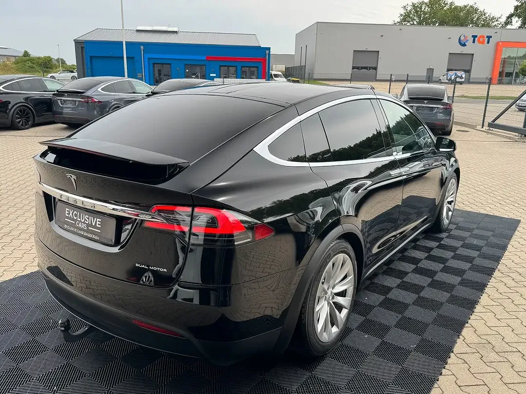 Tesla Model X - Thumbnail 14
