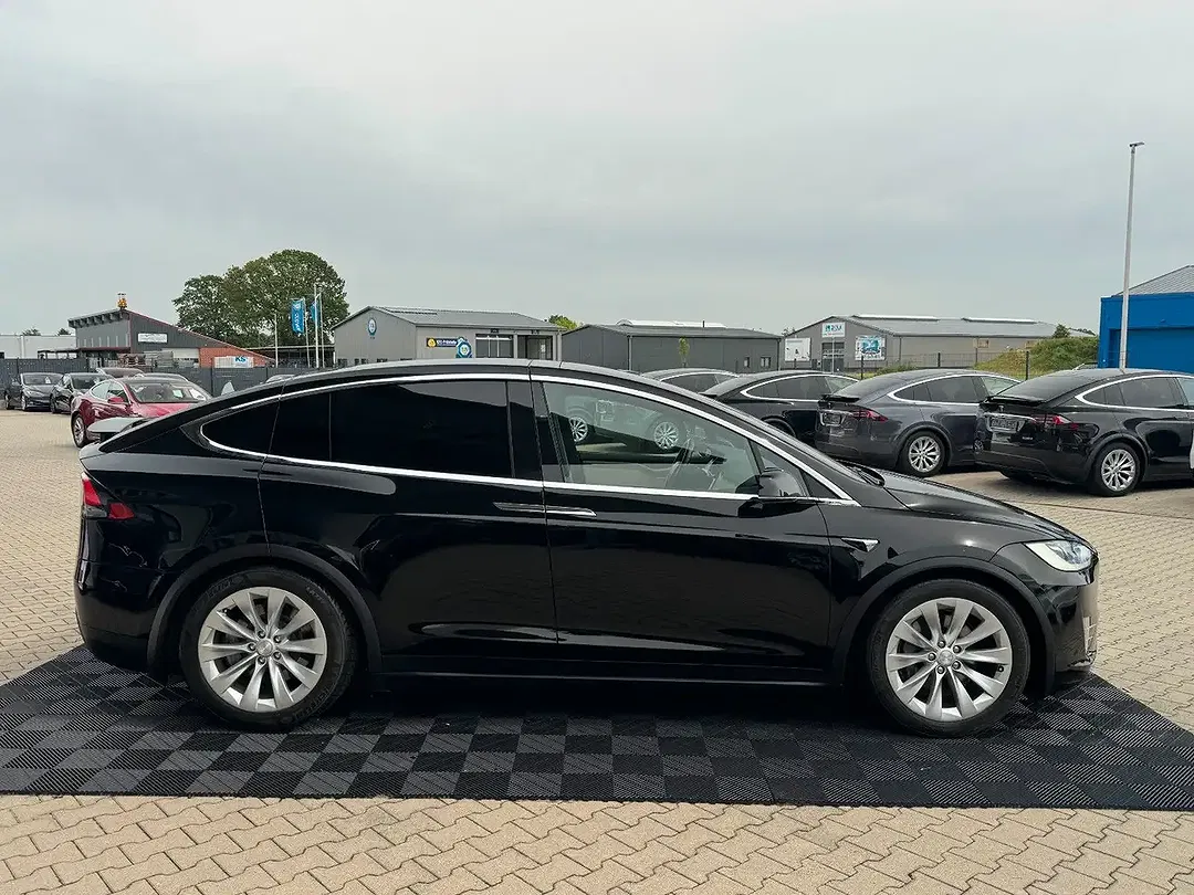 Tesla Model X - Thumbnail 15