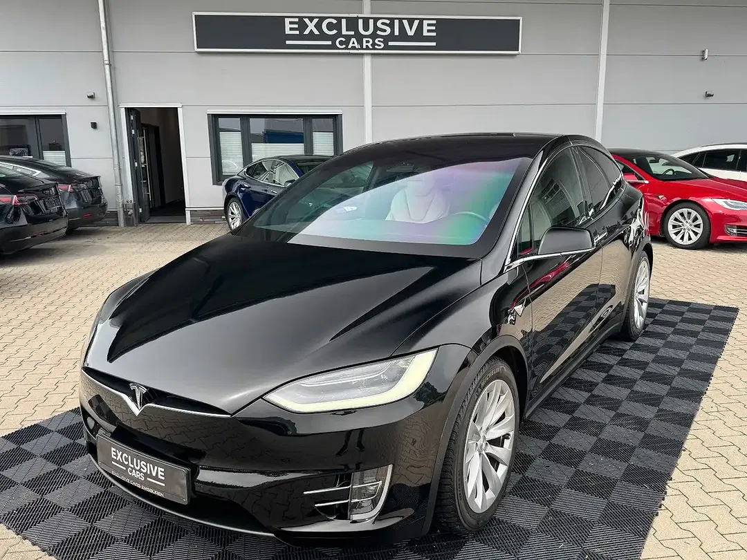 Tesla Model X - Thumbnail 2