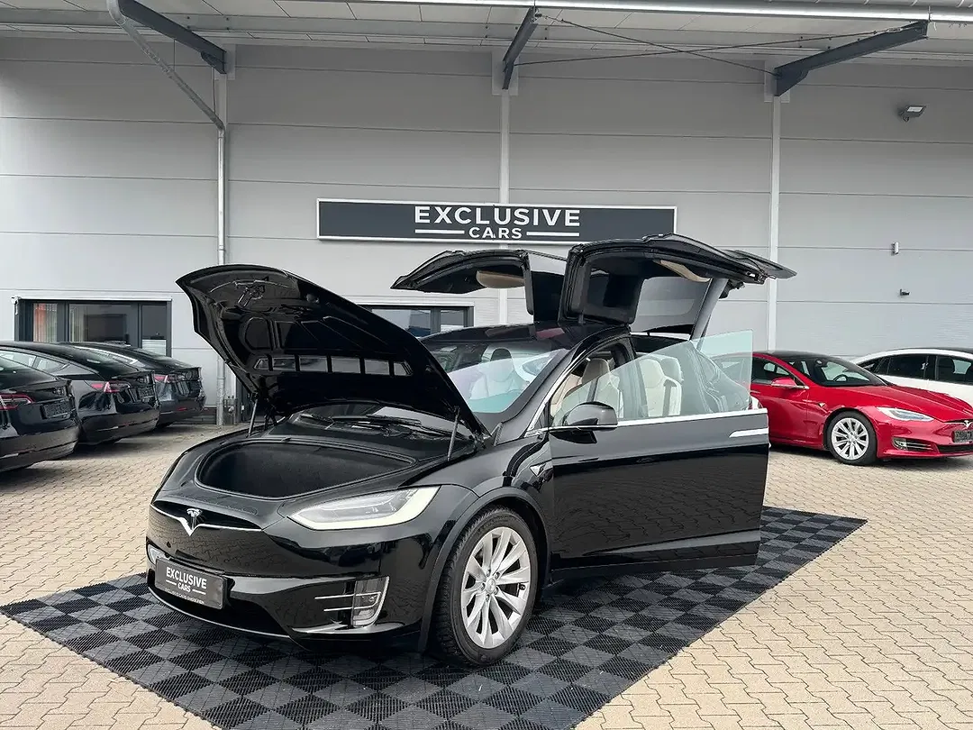 Tesla Model X - Thumbnail 3