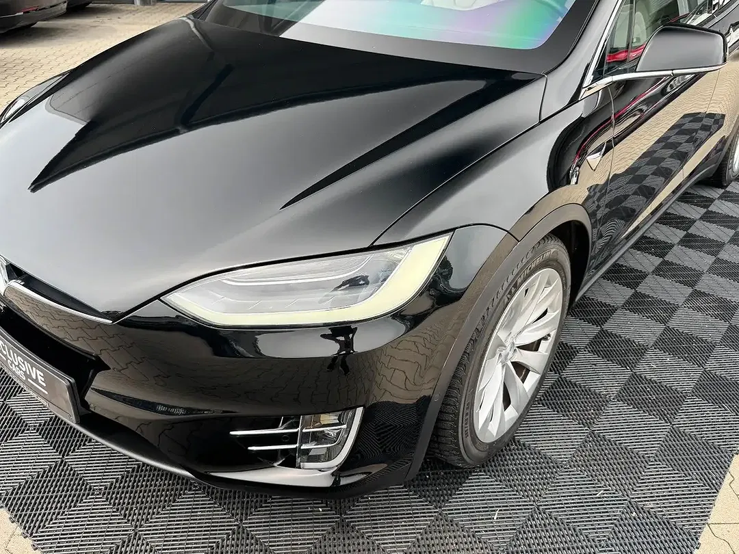 Tesla Model X - Thumbnail 4