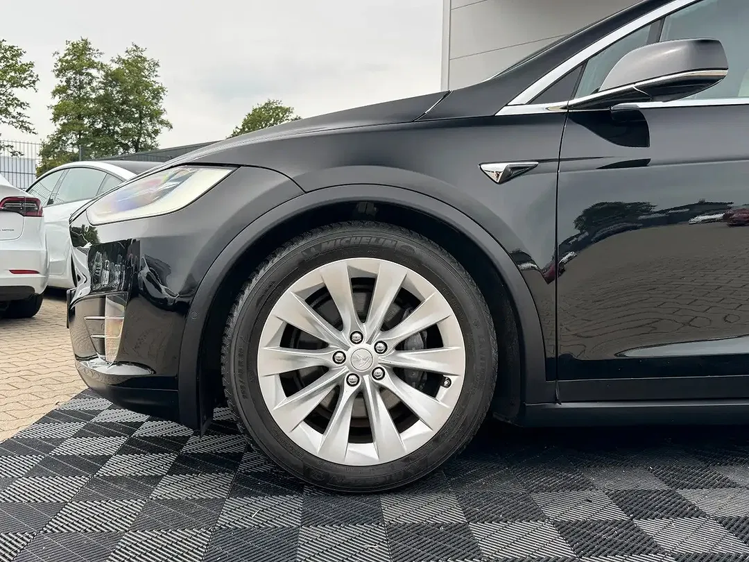 Tesla Model X - Thumbnail 5