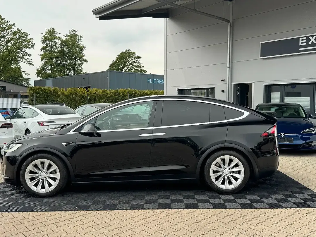 Tesla Model X - Thumbnail 6