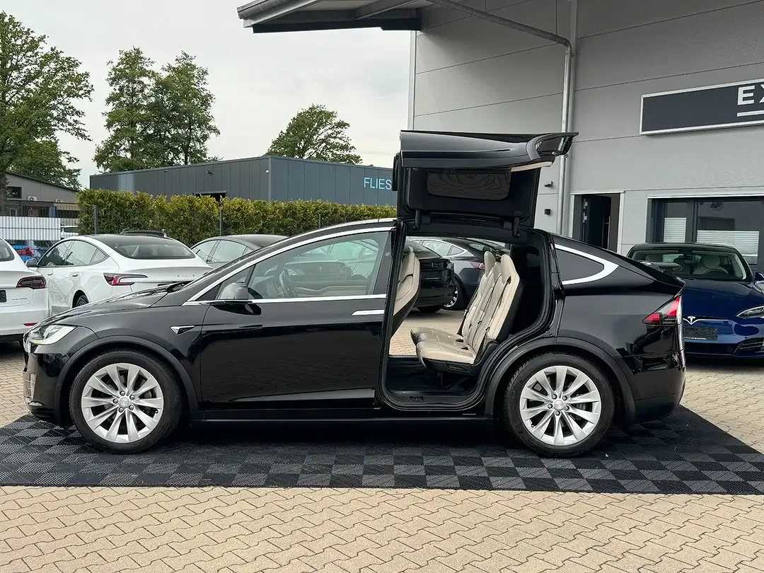 Tesla Model X - Thumbnail 7