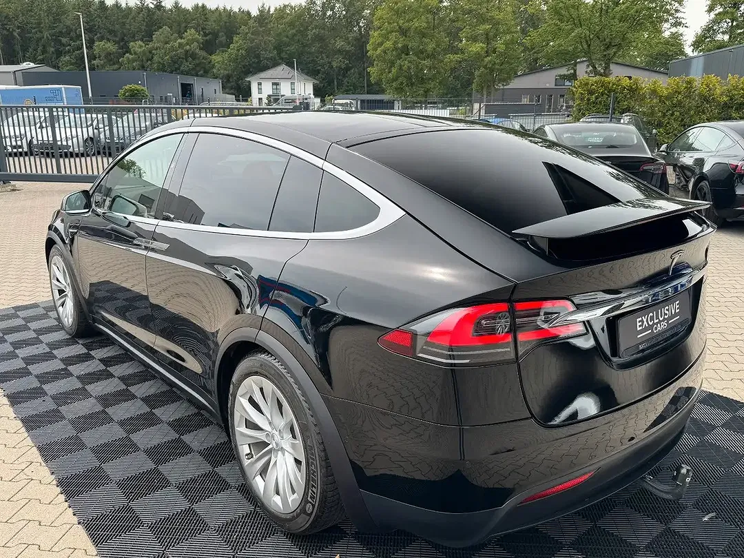 Tesla Model X - Thumbnail 9