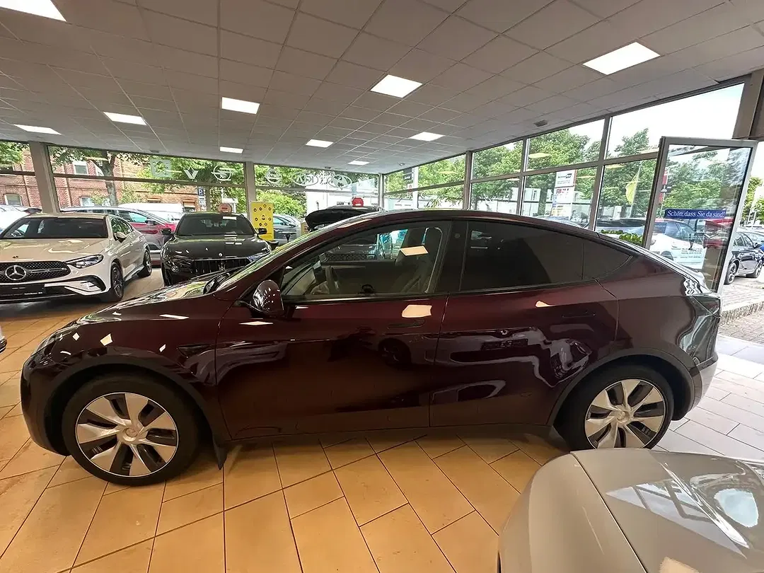 Tesla Model Y - Thumbnail 10