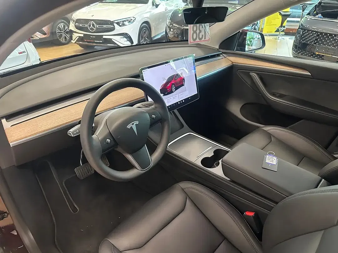 Tesla Model Y - Thumbnail 11
