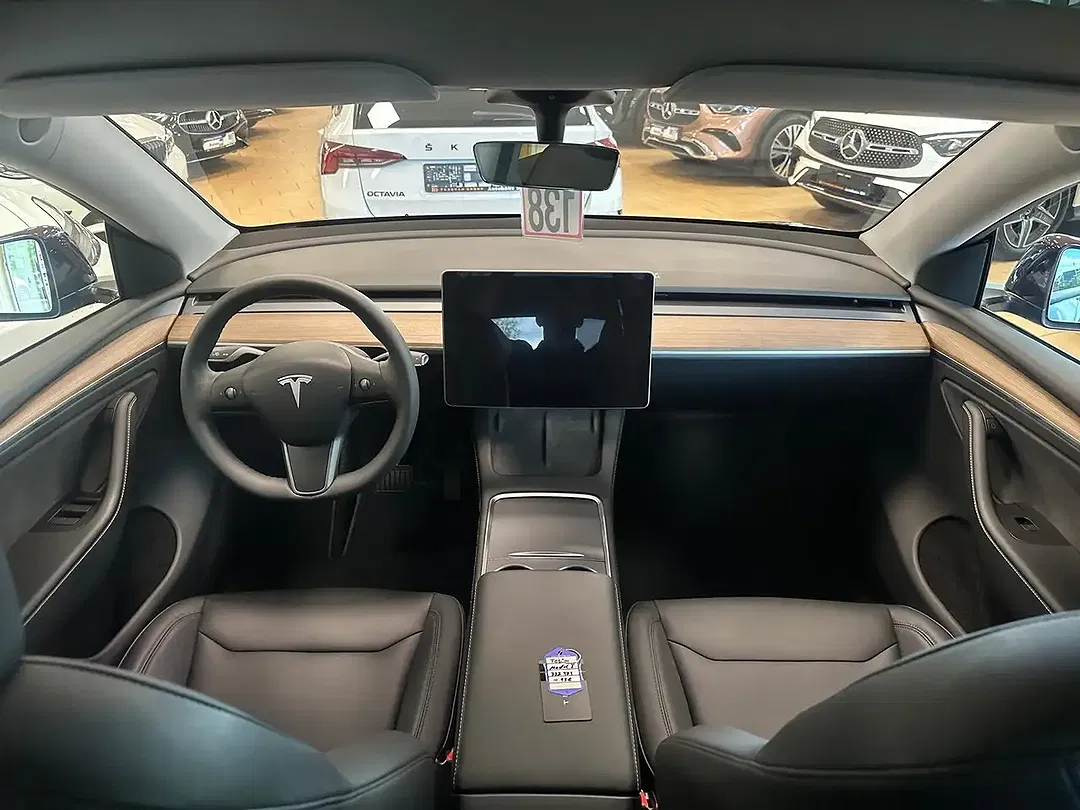 Tesla Model Y - Thumbnail 13
