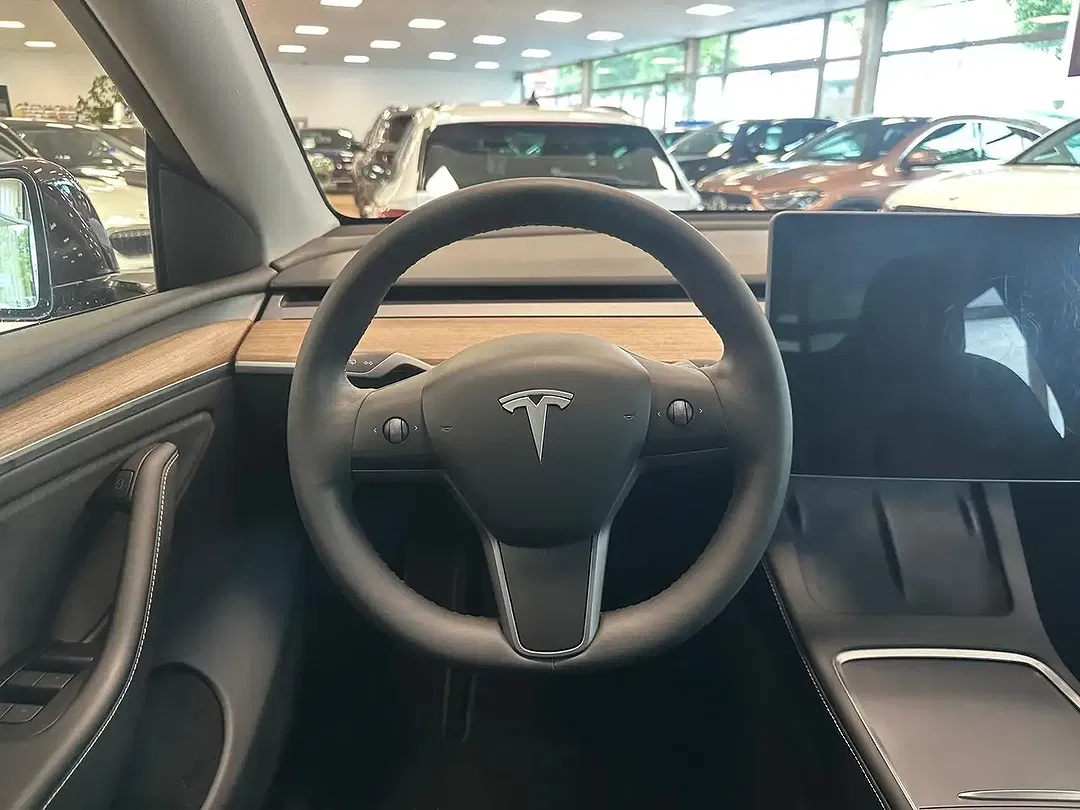 Tesla Model Y - Thumbnail 14