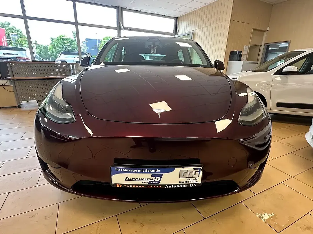 Tesla Model Y - Thumbnail 2