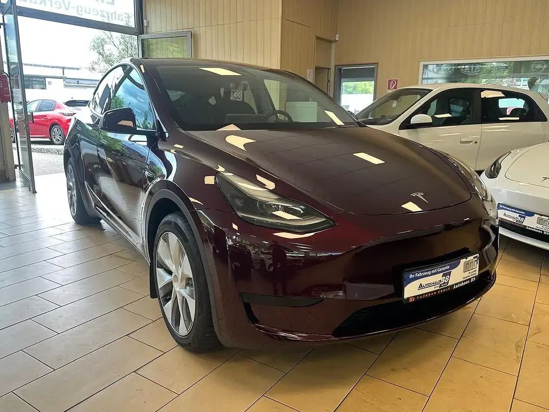 Tesla Model Y - Thumbnail 3