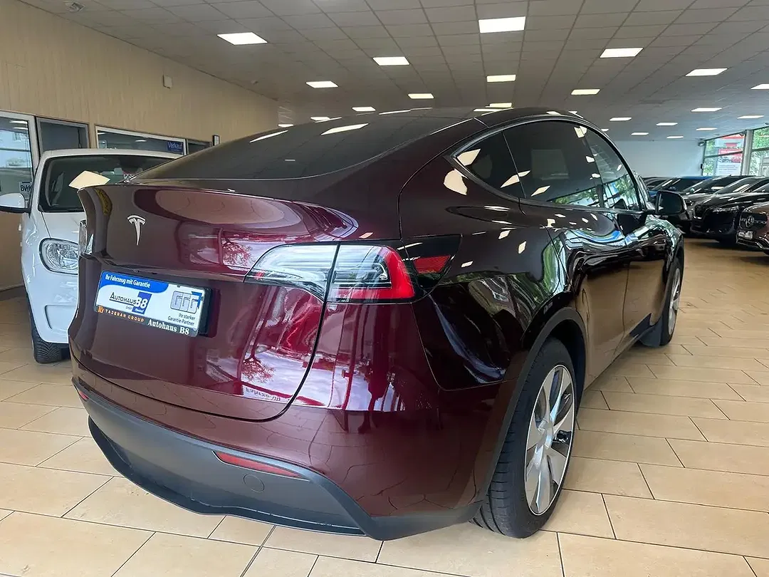 Tesla Model Y - Thumbnail 4