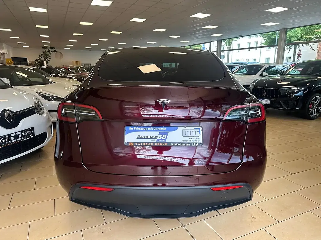 Tesla Model Y - Thumbnail 5