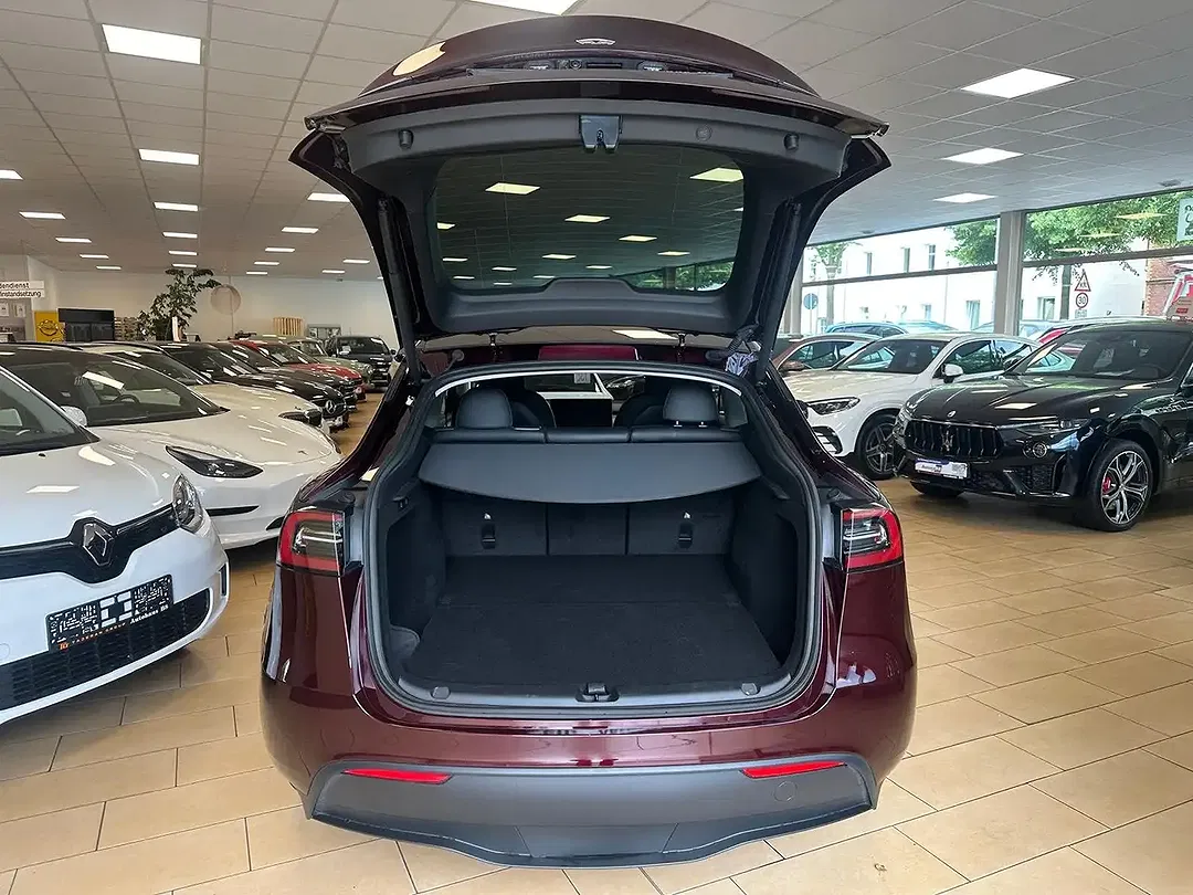 Tesla Model Y - Thumbnail 7