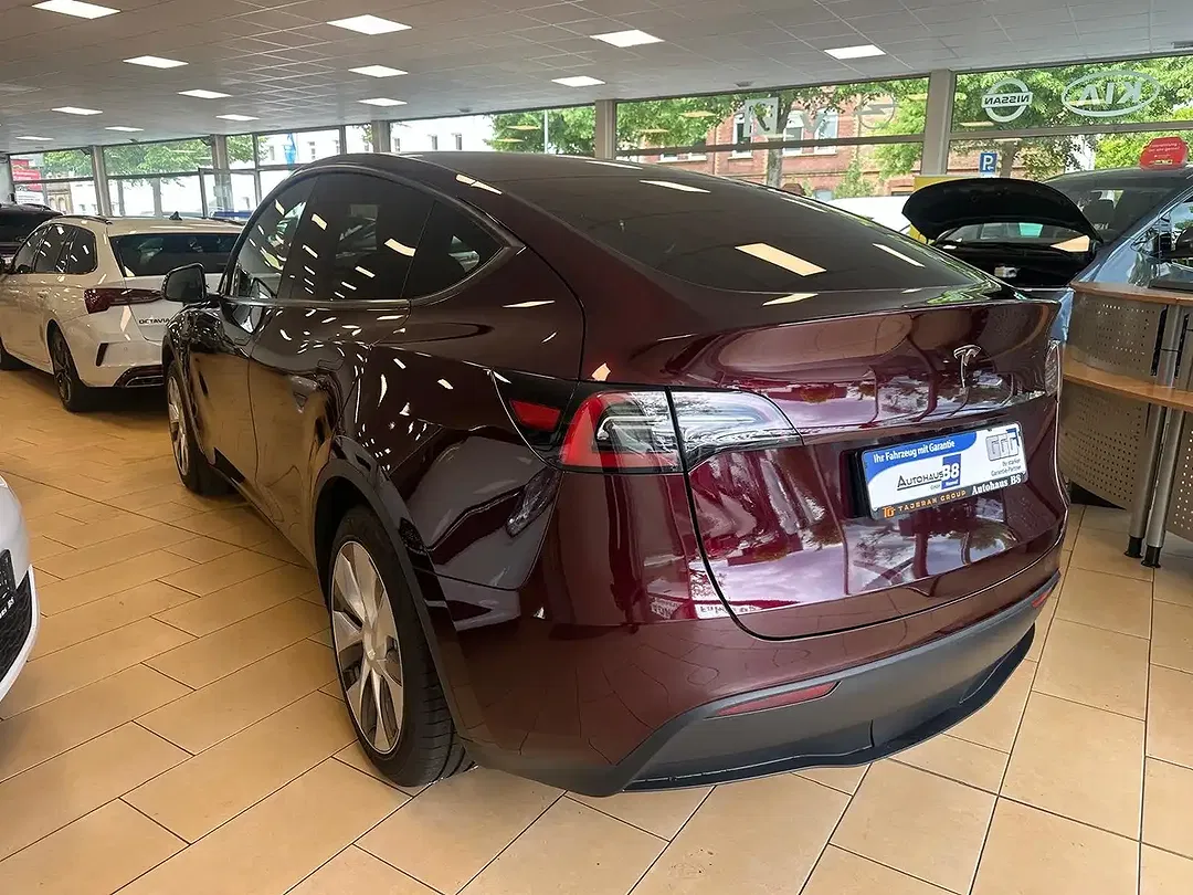 Tesla Model Y - Thumbnail 8