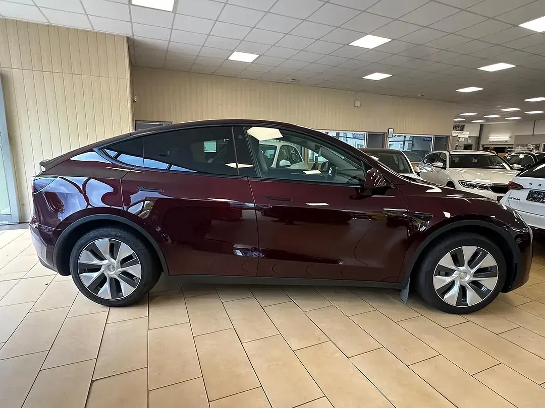 Tesla Model Y - Thumbnail 9