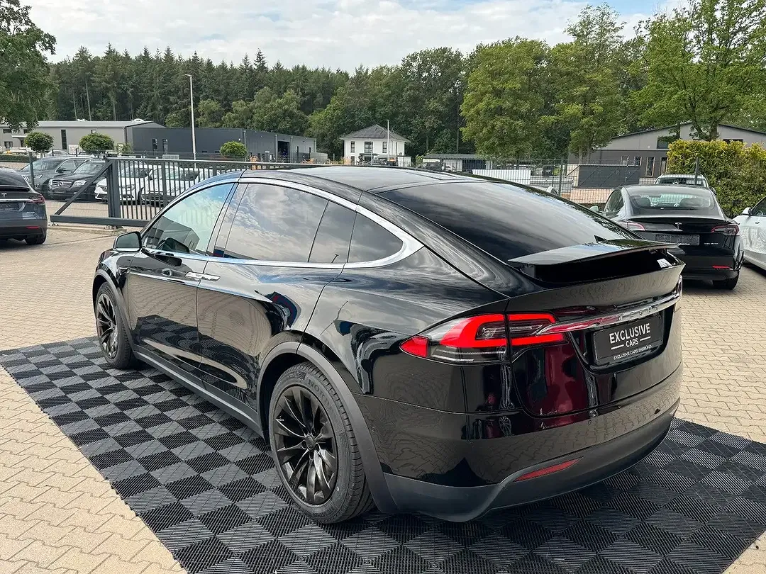Tesla Model X - Thumbnail 10