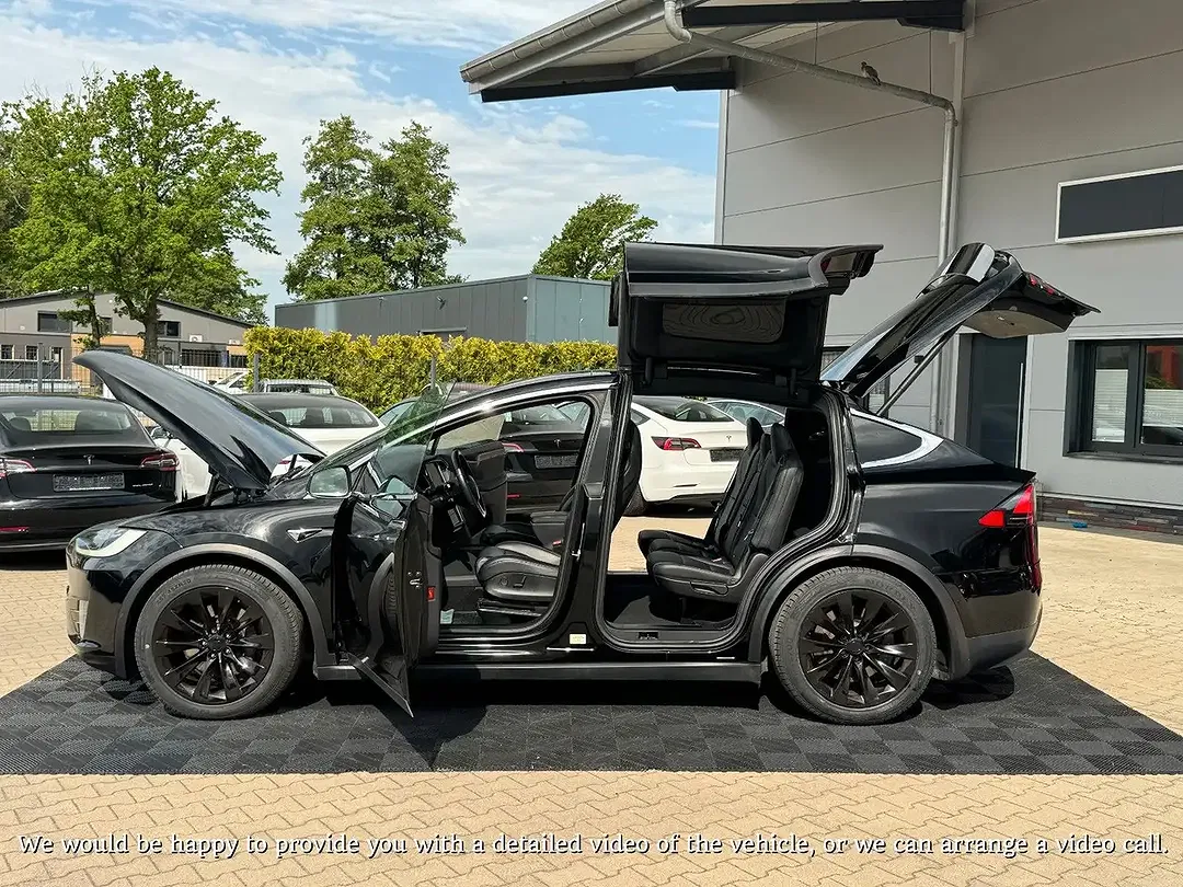 Tesla Model X - Thumbnail 11