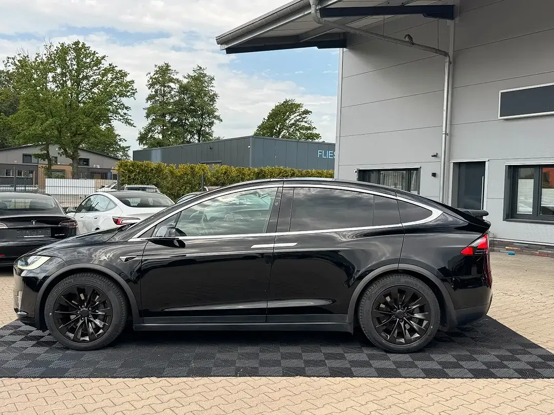 Tesla Model X - Thumbnail 12