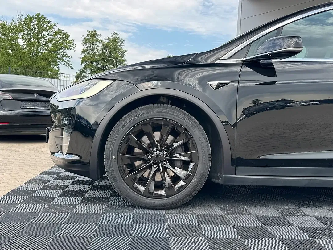 Tesla Model X - Thumbnail 13