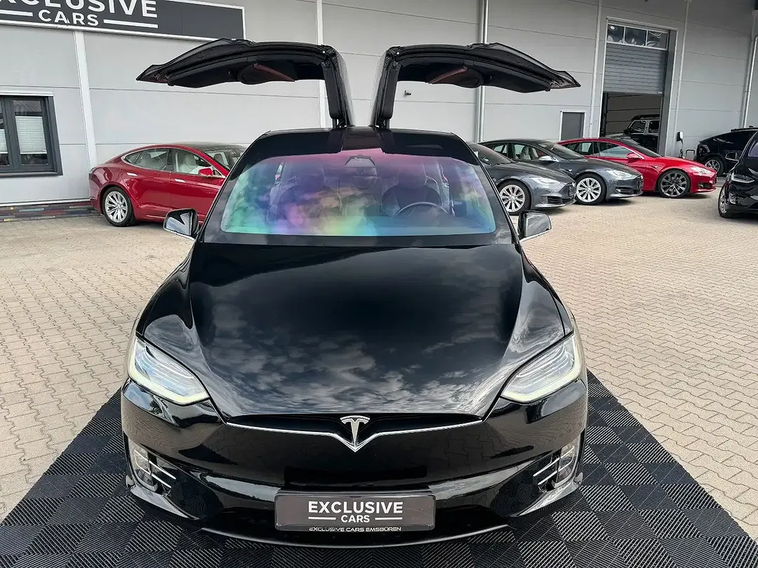 Tesla Model X - Thumbnail 2