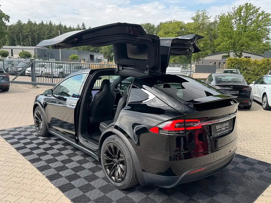 Tesla Model X - Thumbnail 3