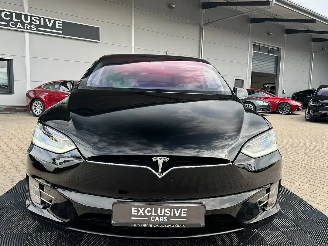 Tesla Model X - Thumbnail 4