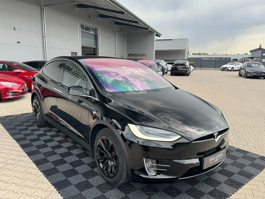 Tesla Model X - Thumbnail 5