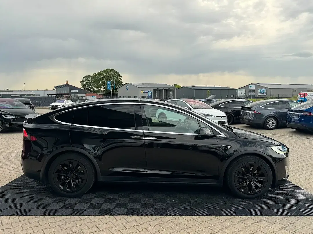 Tesla Model X - Thumbnail 6