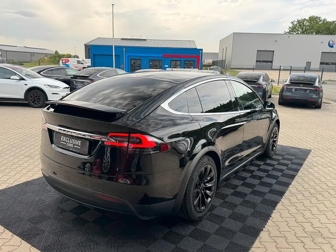 Tesla Model X - Thumbnail 7
