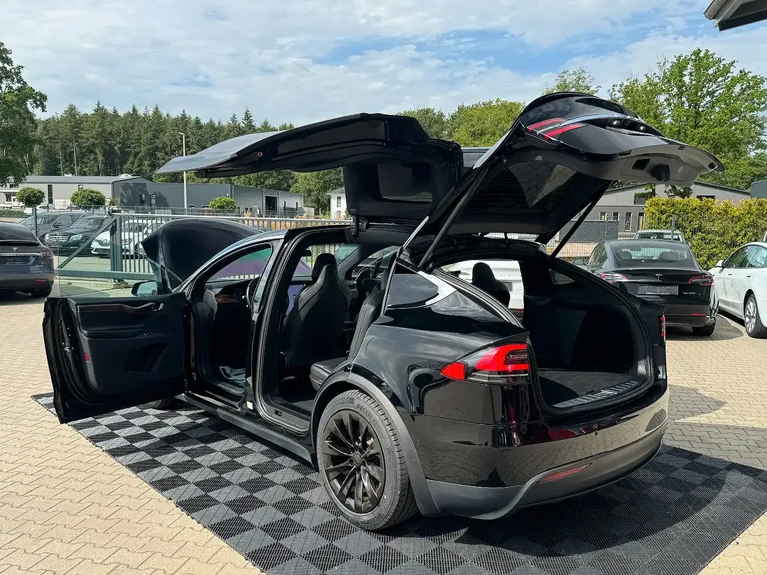 Tesla Model X - Thumbnail 8